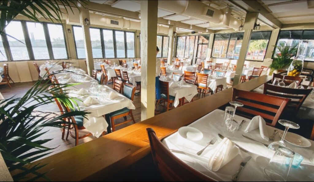 Russells_main_dining